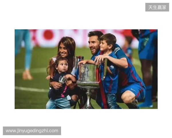 安东内拉晒一家人同美职联奖杯合照：恭喜亲爱的，我们爱你